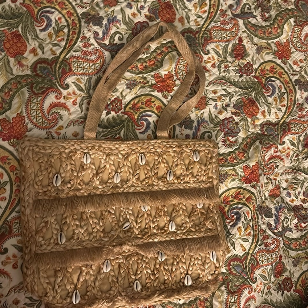 Beach bag. Tote with shells and braiding.